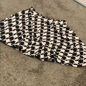 Houndstooth like skater skirt